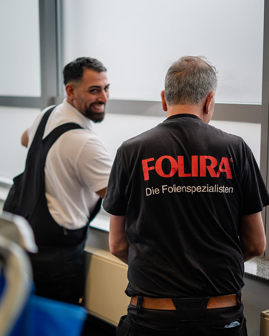 Zwei Folira Folienspezialisten bei der Fensterfolierung