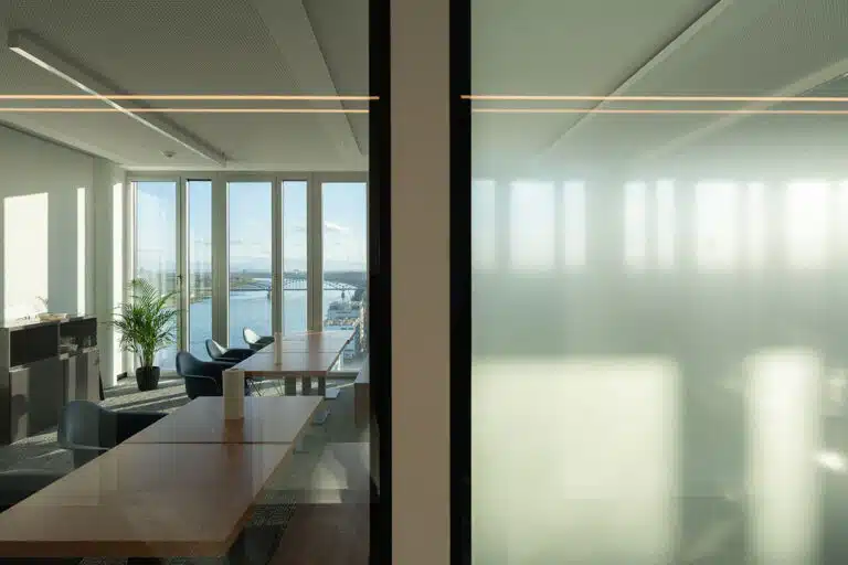 Dewana Investment - Sichtschutzfolie im Corporate Design