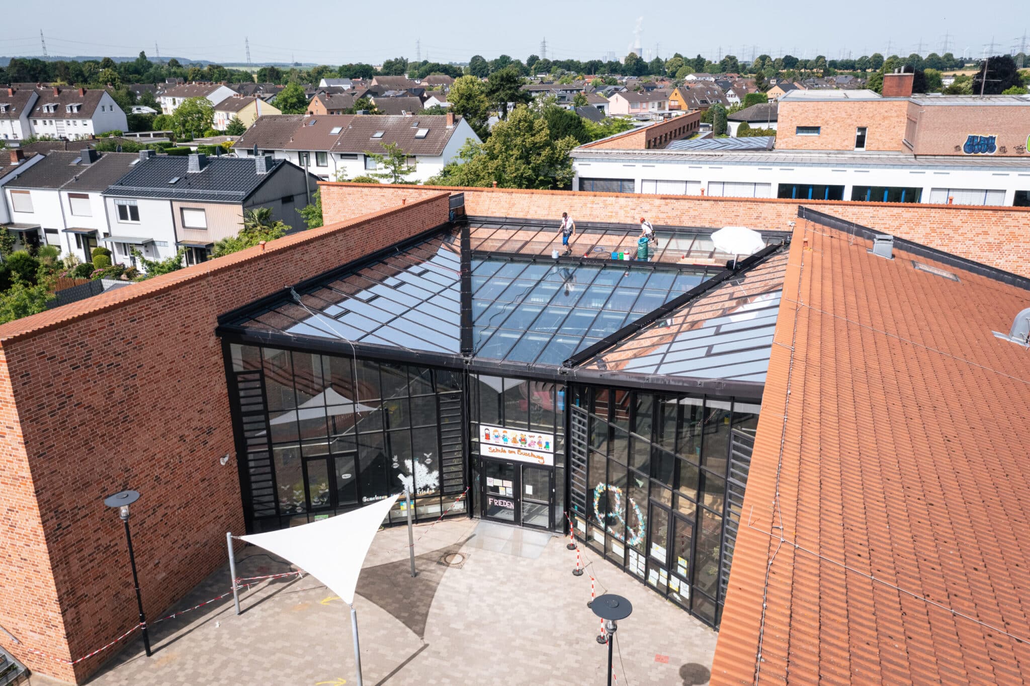 Grundschule Köln Pulheim, Schulgebäude, Sonnenschutzfolierung, Dachansicht Vogelperspektive